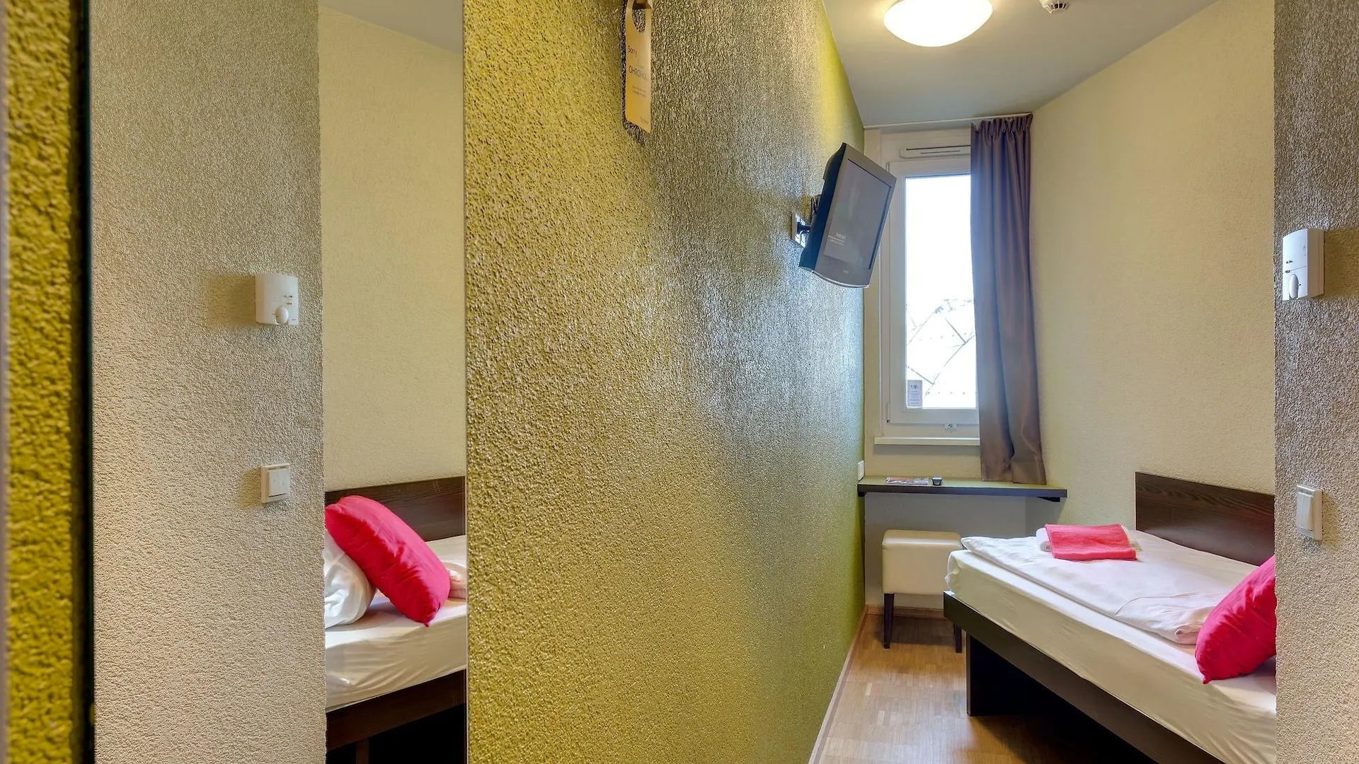 Meininger Hotel Berlin Hauptbahnhof 3*,